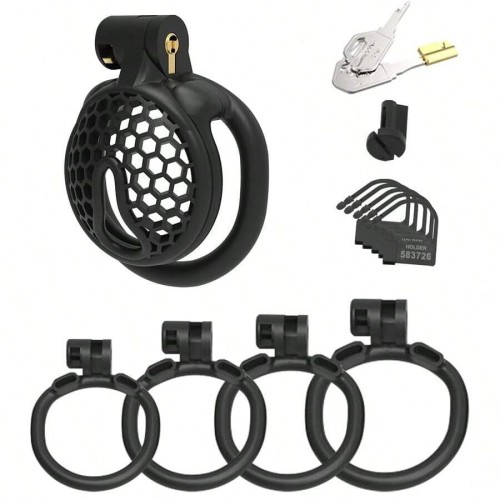 Płaska klatka na penisa wykonana z żywicy nylonowej.