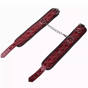 Skórzane kajdanki na ręce połączone łańcuszkiem